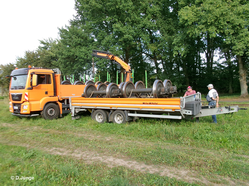 Bahnhof Wittingen: LKW mit Achsen für Rungenwagen